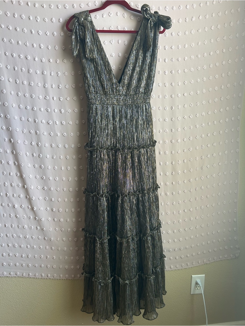 A loves a Tiered Sleeveless Ribbed Tie Back Maxi Formal Dress Sz L Black Gold